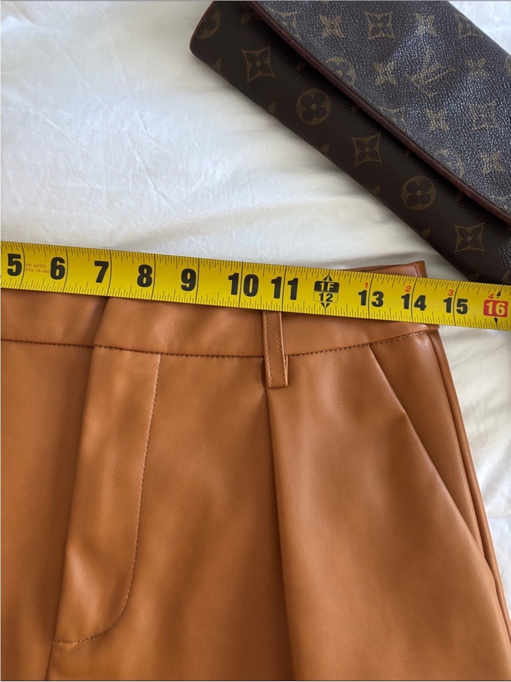 7 For All Mankind Pleated High Rise Vegan Leather Shorts Sz S Camel Brown Cognac - Picture 3 of 13